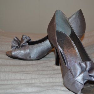Nina Crystal Silver Satin Dress Pumps size 6